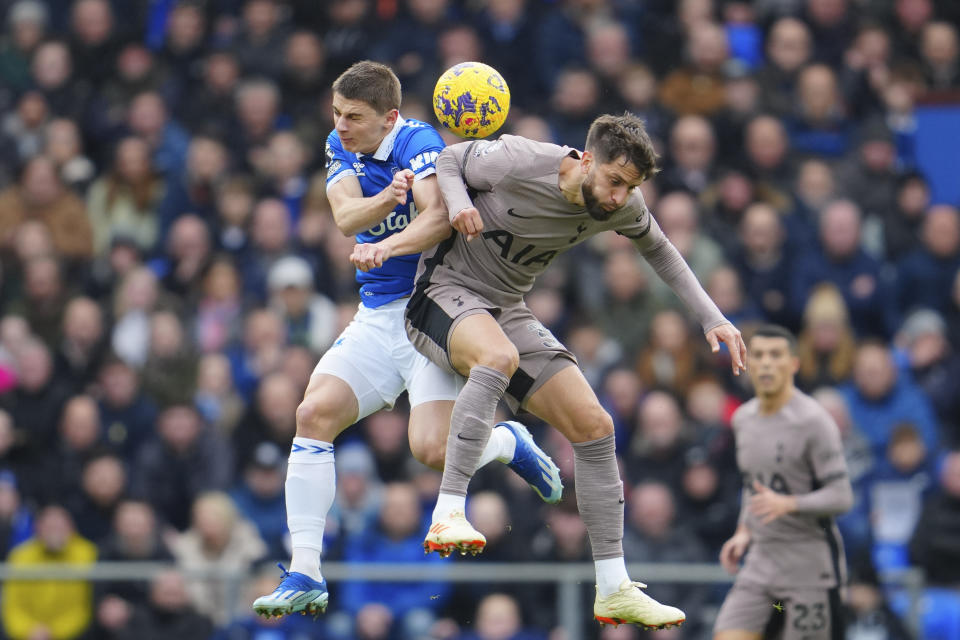 Rodrigo Bentancur del Tottenham salta por el balón al mismo tiempo que Dominic Calvert-Lewin del Everton en el encuentro de la Liga Premier en el Estadio Goodison Park en Liverpool el sábado 3 de febrero del 2024. (AP Foto/Jon Super)