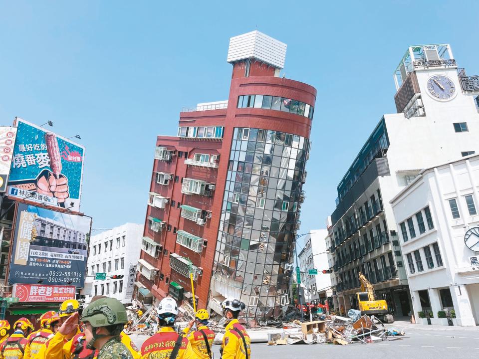 403大地震傳出災情，花蓮市軒轅路天王星大樓嚴重傾斜，且多名住戶受困。