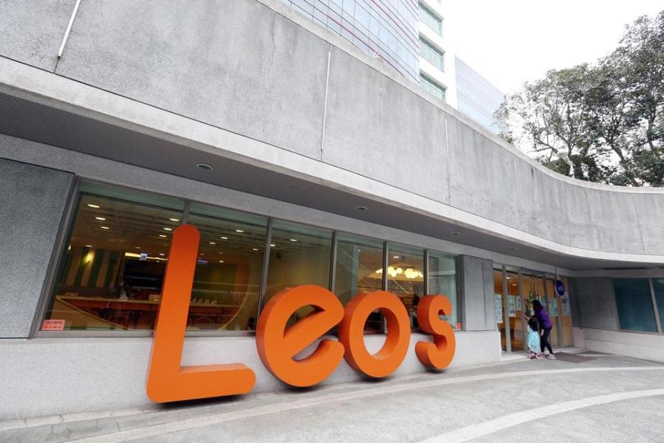 橘色招牌上面寫著「Leos」，不見中文名字。