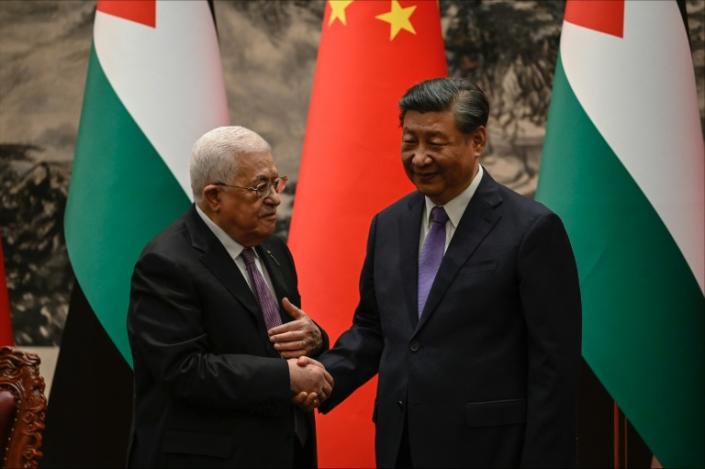 Chinese President Xi Jinping shakes hands with Palestinian leader Mahmud Abbas at the Great Hall of the People in Beijing (Jade GAO)