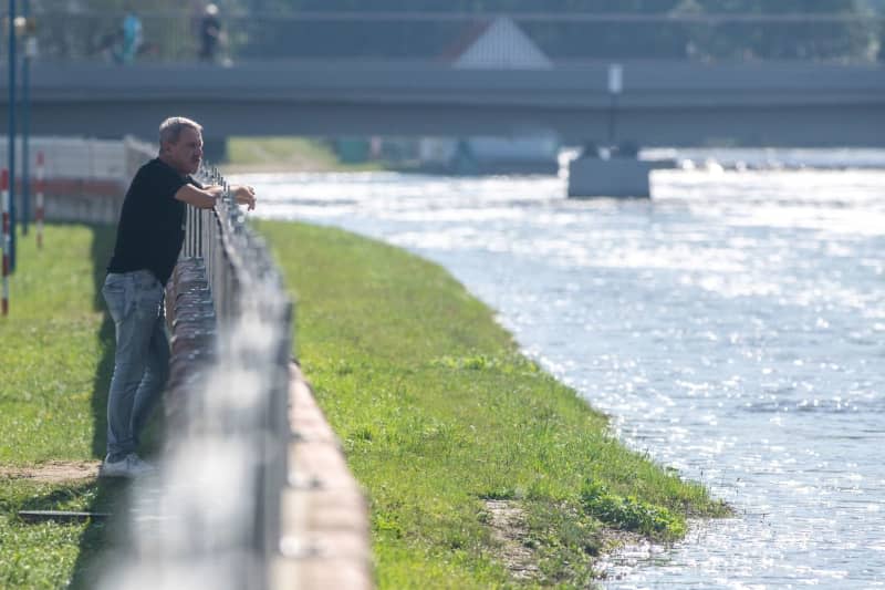 A man looks at the Ale Dam on the Nearka River. Pancer Václav/CTK/dpa