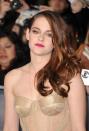 Kristen Stewart sorprendió a todos a su llegada a la premiere de 'The Twilight Saga: Breaking Dawn - Part 2' en el Nokia Theatre de Los Angeles. La actriz combinó un traje dorado transparente del diseñador libanese Zuhari Murad con un maquillaje en tonos bronce y un labial rojo intenso. El corsé del vestido la hacía lucir impactante y las tranparencias de la espalda, seductora. (Photo by Jason Merritt/Getty Images)