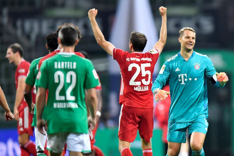 Manuel Neuer y Thomas Müller del Bayern de Múnich celebran después de ganar el partido y la Bundesliga, tras la reanudación del juego a puerta cerrada tras el brote de la enfermedad coronavirus (COVID-19) en Bremen, Alemania