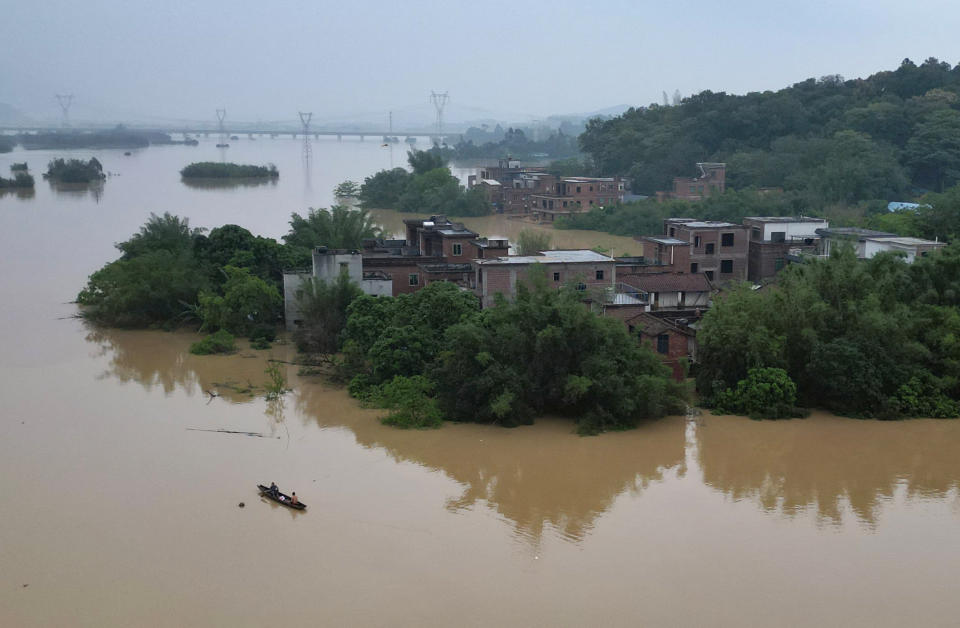 中國大陸廣東省政府有關部門表示，截至22日傍晚，連日降下的豪雨已造成4人死亡，其中包括1名救援人員；另有10人失蹤，目前仍在搜救中。（路透社）