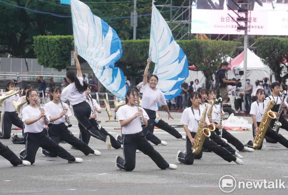 京都橘高校吹奏樂部的學生們在總統府前廣場邊走邊吹奏，演出賣力，也表現了年輕人的活潑朝氣。   圖：張良一/攝