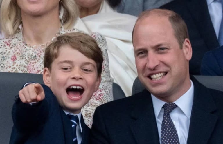 (Imagen de archivo) El príncipe William junto a su hijo mayor, George