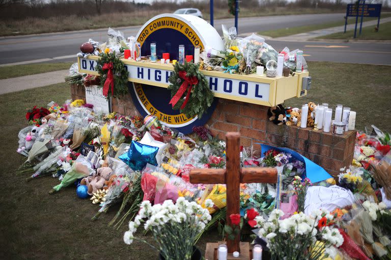 Un monumento fuera de Oxford High School continúa creciendo el 3 de diciembre de 2021 en Oxford, Michigan.