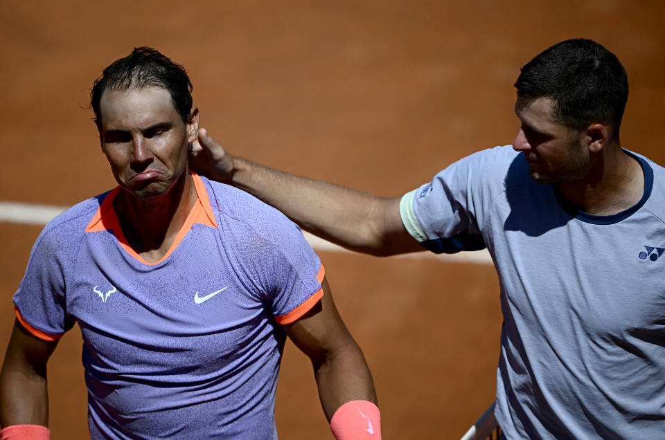 TOPSHOT - El español Rafael Nadal (izq.) parece frustrado tras ser eliminado por el polaco Hubert Hurkacz durante el torneo de tenis masculino del Abierto de Roma en el Foro Italiaco de Roma el 11 de mayo de 2024. (Foto: Filippo Monteforte/AFP) (Foto: Filippo Monteforte/ AFP) AFP vía Getty Images)