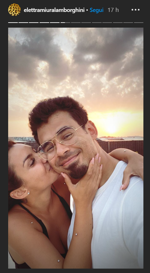 Una vacanza memorabile per una coppia innamoratissima. Fisico procace e costumi griffati per Elettra, che non si separa mai dalla sua dolce metà. Afrojack le scatta foto al tramonto e gira storie che evidenziano le sue linee mozzafiato. La sera, cenette romantiche nella suggestiva cornice di Dubai.