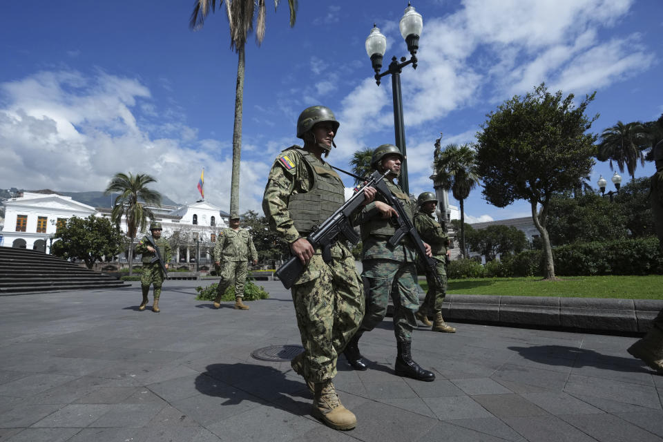 Soldados patrullan en una plaza frente a la oficina y residencia presidencial, el palacio de Carondelet, en Quito, Ecuador, el miércoles 10 de enero de 2024. El gobierno ha dicho que se han registrado al menos 30 ataques desde que las autoridades anunciaron que el líder de la pandilla Los Choneros, Adolfo Macías, alias Fito, desapareció de su celda en una prisión de baja seguridad. (Foto AP/Dolores Ochoa)