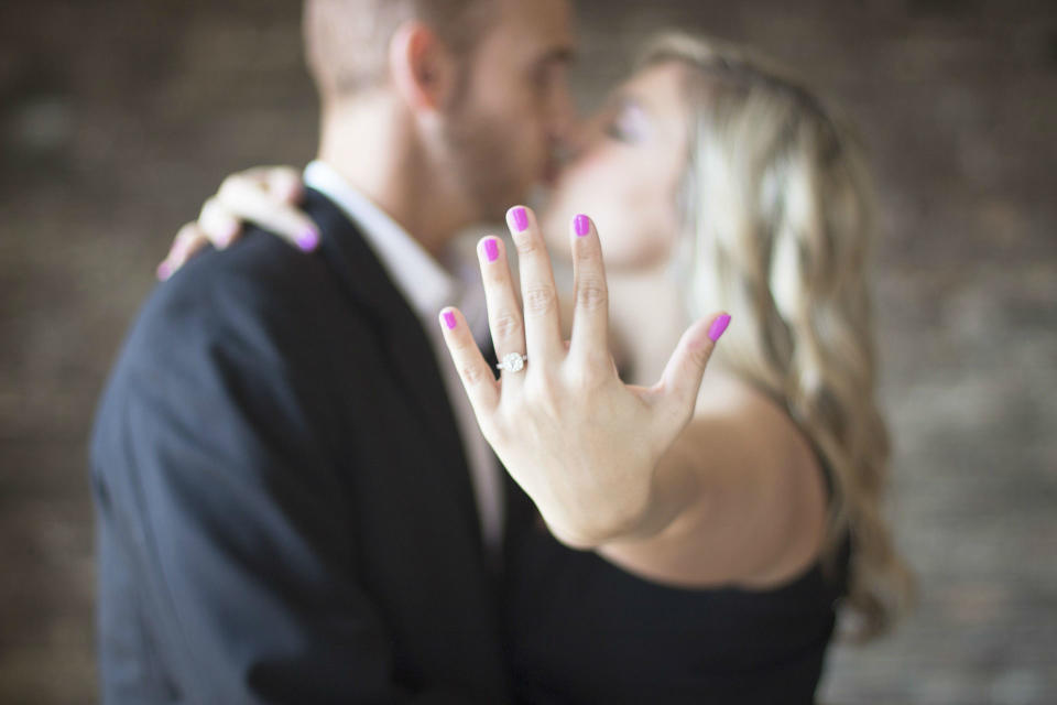 <p>“Mi hermana siempre tiene que ser el centro de atención. Técnicamente, llevaba varios meses comprometida, pero eligió esa noche para que su pareja le diera el anillo”. Redditor jaysjami. (Foto: Pixabay / <a rel="nofollow noopener" href="https://pixabay.com/es/compromiso-pareja-el-amor-romance-2268925/" target="_blank" data-ylk="slk:TerriC;elm:context_link;itc:0;sec:content-canvas" class="link ">TerriC</a>). </p>