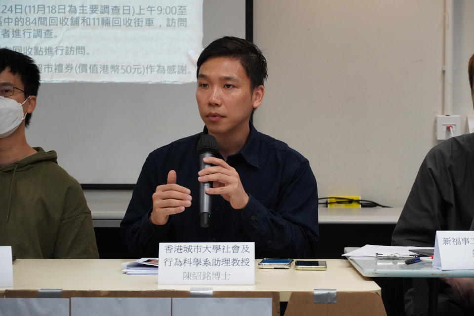 香港城市大學社會及行為科學系博士陳紹銘認為，生活開支上升以及基層長者增加，導致更多人投身拾荒。