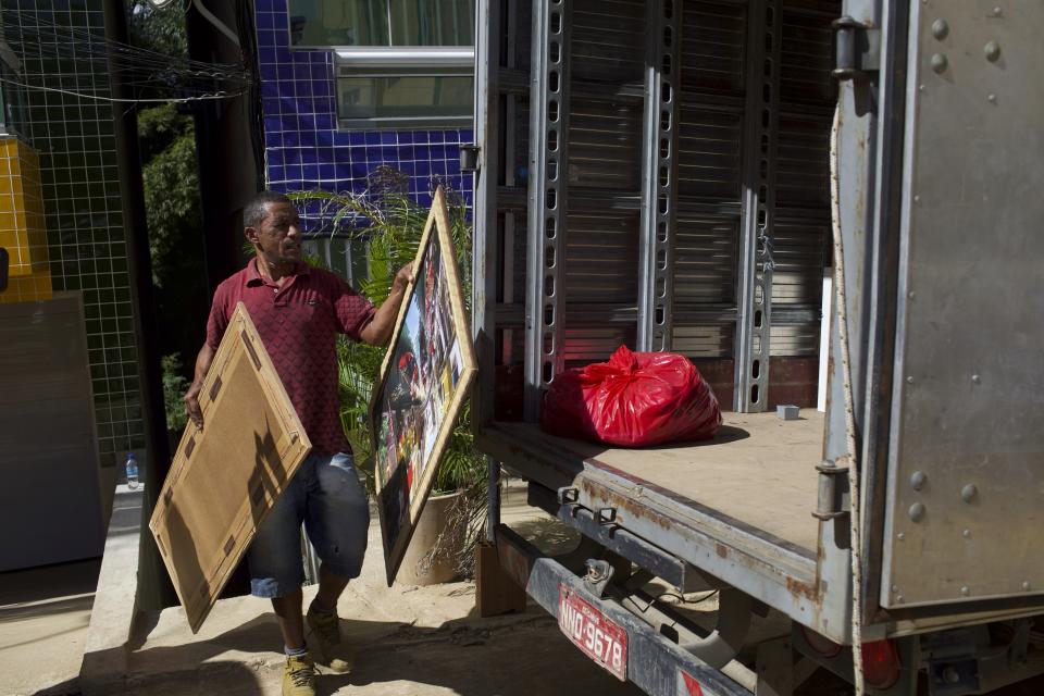 Residentes de un área cercana al lugar donde colapsaron dos edificios el pasado viernes en Río de Janeiro deciden mudarse. Imagen tomada el jueves 18 de abril de 2019. (AP Foto/Silvia Izquierdo)