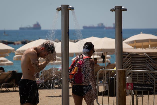 Foto de archivo de un hombre en la ducha de una playa en España. (Photo: Europa Press News via Getty Images)