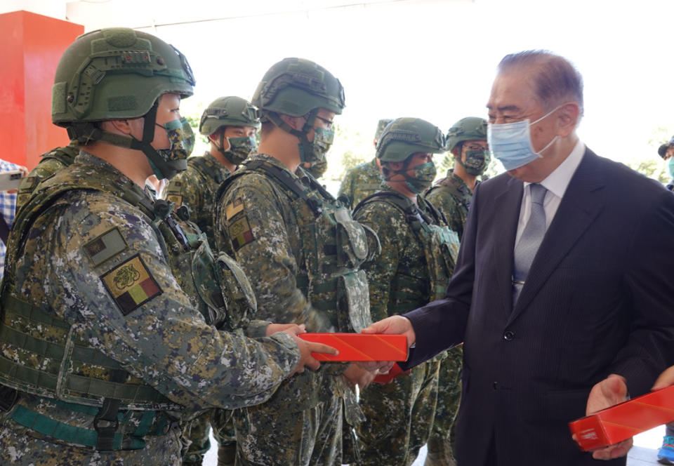 李棟樑理事長致贈官兵秋節慰問品，感謝平日辛勞。（記者羅廣仁攝）                         