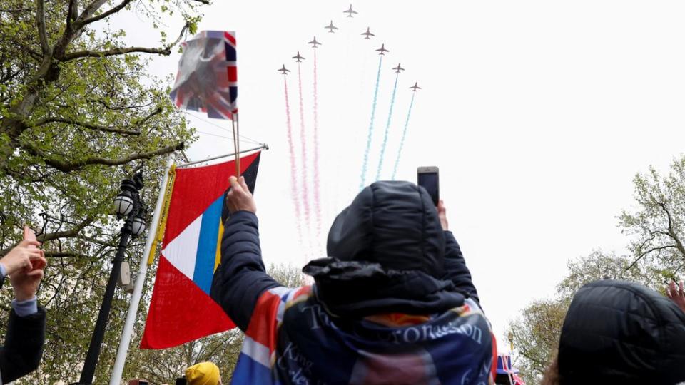 Aviones pasando por encima.