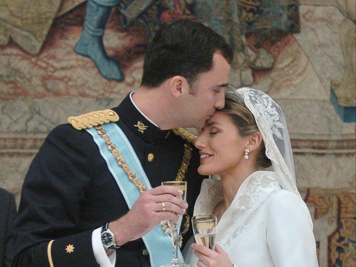 Prince Felipe kisses Letizia Ortiz on their wedding day on 22 May 2004 (Getty Images)
