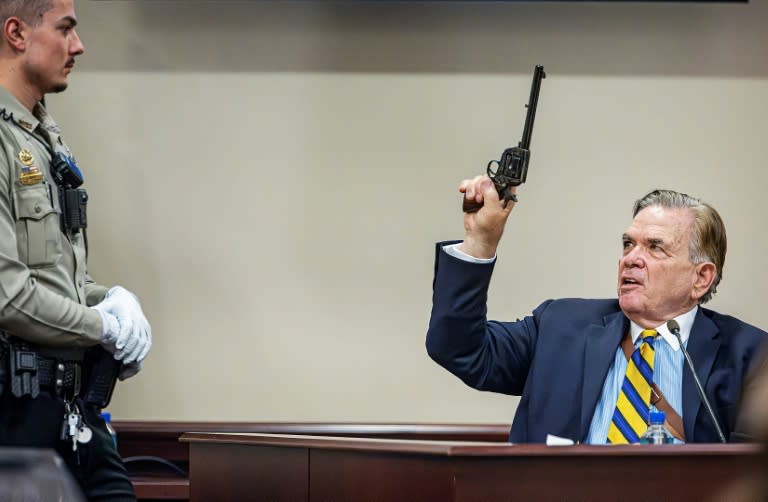 L'expert en armes à feu Frank Koucky III témoigne au tribunal et montre l'utilisation d'un pistolet similaire à celui qui aurait été utilisé lors du tir mortel sur le tournage du film "Rust", à Santa Fe (Nouveau-Mexique), aux Etats-Unis, le 5 mars 2024 (Jim WEBER)