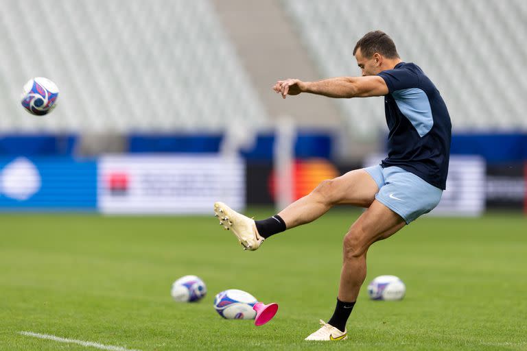 Emiliano Boffelli practica patadas a los palos en el estadio donde en el Mundial de fútbol de 1998 la Argentina eliminó a Inglaterra; se aguarda que una mayoría de sus 42.000 está ocupada este viernes por hinchas albicelestes.