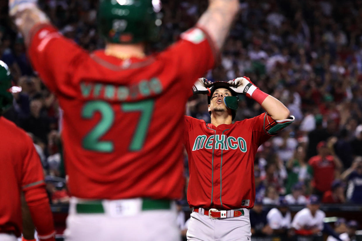 Equipo de México Joey Meneses (32) celebra 'home run' con Alex Verdugo (27) contra el equipo de EU en Chase Field. Credit: Zachary BonDurant-USA TODAY Sports