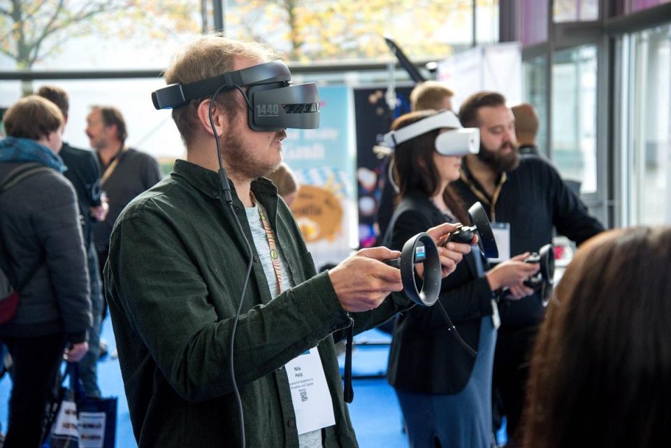 VR can cause motion sickness (Stephan Sorkin / Unsplash)
