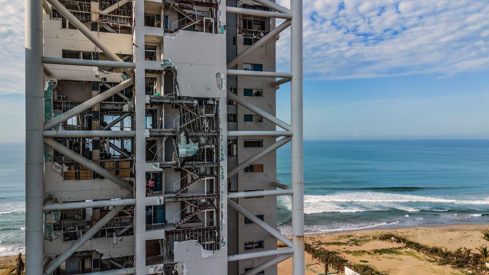 Un hotel con daños por el huracán Otis en Acapulco