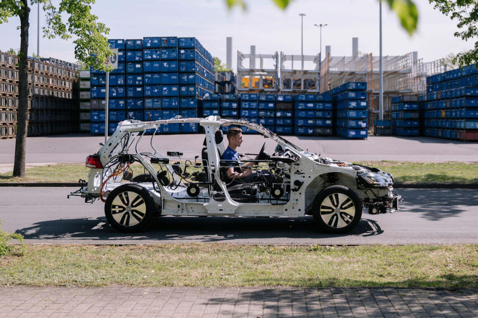 How do you illustrate the inner workings of electric cars without resorting toplain cutaway images and videos? If you're VW, you make a rolling skeleton onwheels