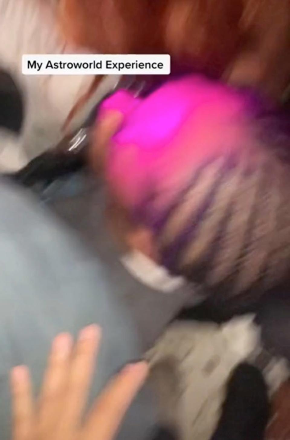 El video de TikTok muestra a la multitud compactada y gritando por ayuda durante el show de Travis Scott (TikTok/@dieghtx30)