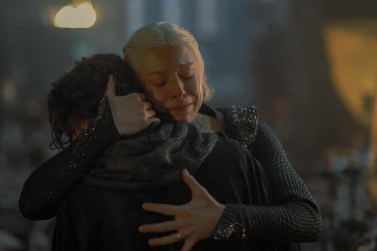 Rhaenyra (Emma D'Arcy) abraza a su primogénito, el principe Jacaerys (Harry Collett), en consuelo por la muerte de su segundo hijo, Lucerys Targaryen, a manos del dragón Vhagar y el feroz Aemond.