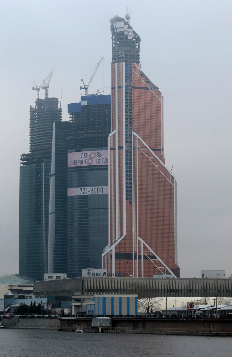 The Mercury City tower, right, is being constructed in Moscow, Russia, Thursday, Nov. 1, 2012. Moscow is reclaiming bragging rights for having Europe’s tallest building after losing the distinction for a few months to London. The mixed office and residential tower called Mercury City has topped out at 338 meters (1,109 feet), officials of its development company said Thursday. (AP photo / Mikhail Metzel)