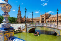 À la 13e place : Séville. C’est en Andalousie et sur les rives du Guadalquivir que se découvrent les richesses architecturales, héritées de son passé arabe, de cette cité inscrite au patrimoine de l’Humanité. On en profite pour savourer ses offres culturelles et gastronomiques en faisant le tour des délicieux bars à tapas.