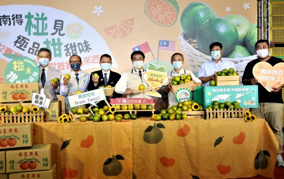 台南市長黃偉哲（圖中）見證東山青皮椪柑輸銷馬來西亞封櫃活動。（農業局提供）