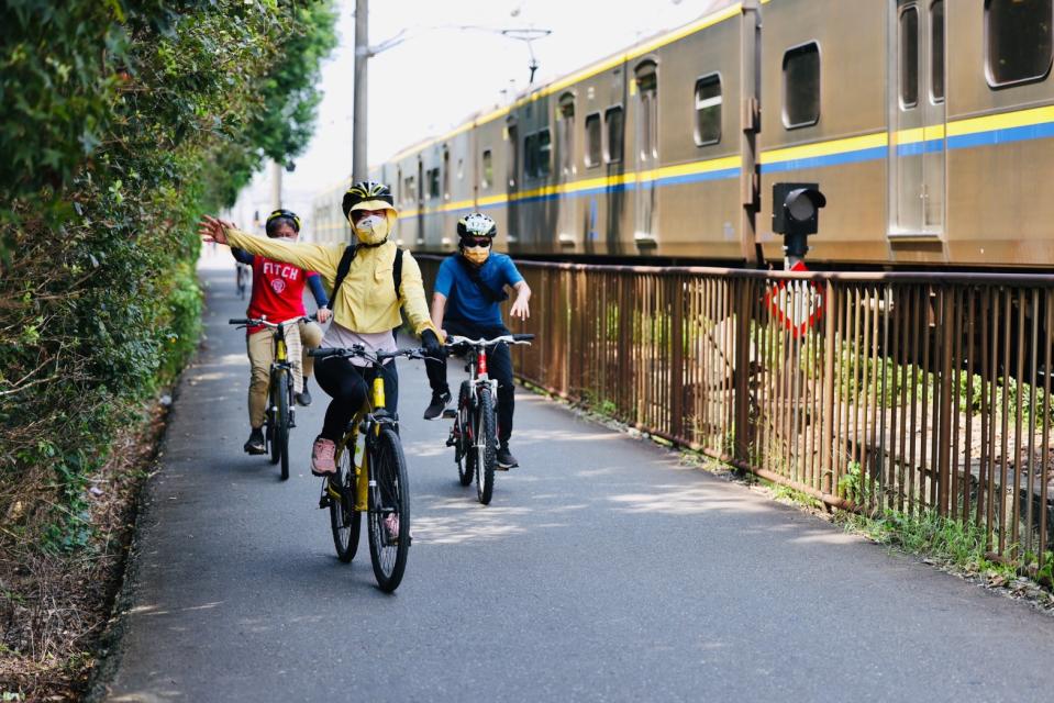 參山騎旅單車嘉年華車友開心與火車共騎。大會提供