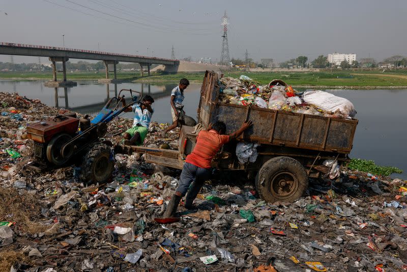 The Wider Image: Living along a 'dead' river in Bangladesh