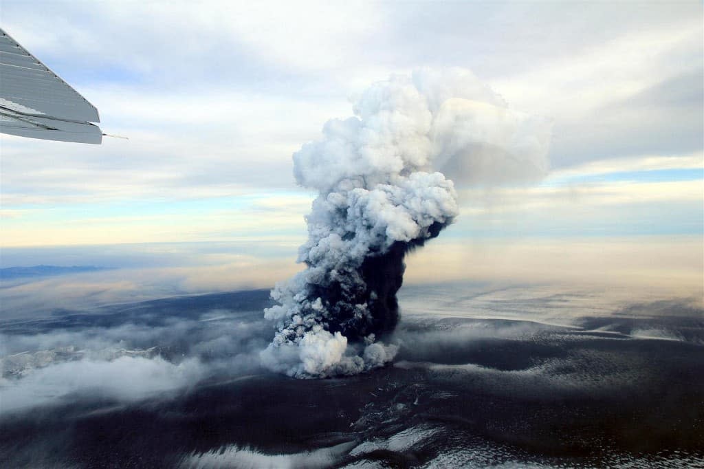 Le panache de cendres et de vapeur s'échappant du volcan Grímsvötn en mai 2011. - BJORN ODDSSON