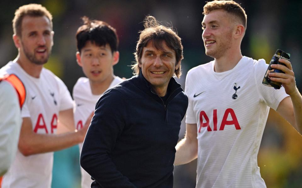 Tottenham Hotspur's Italian head coach Antonio Conte (C) celebrates with his team at the end of the English Premier League football match between Norwich City and Tottenham Hotspur at Carrow Road Stadium in Norwich - AFP