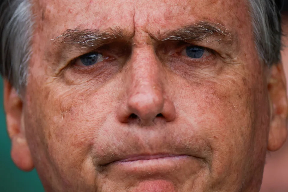 Bolsonaro confidenciou a aliados que est&#xe1; com v&#xe1;rias feridas nas pernas (Foto: REUTERS/Adriano Machado)