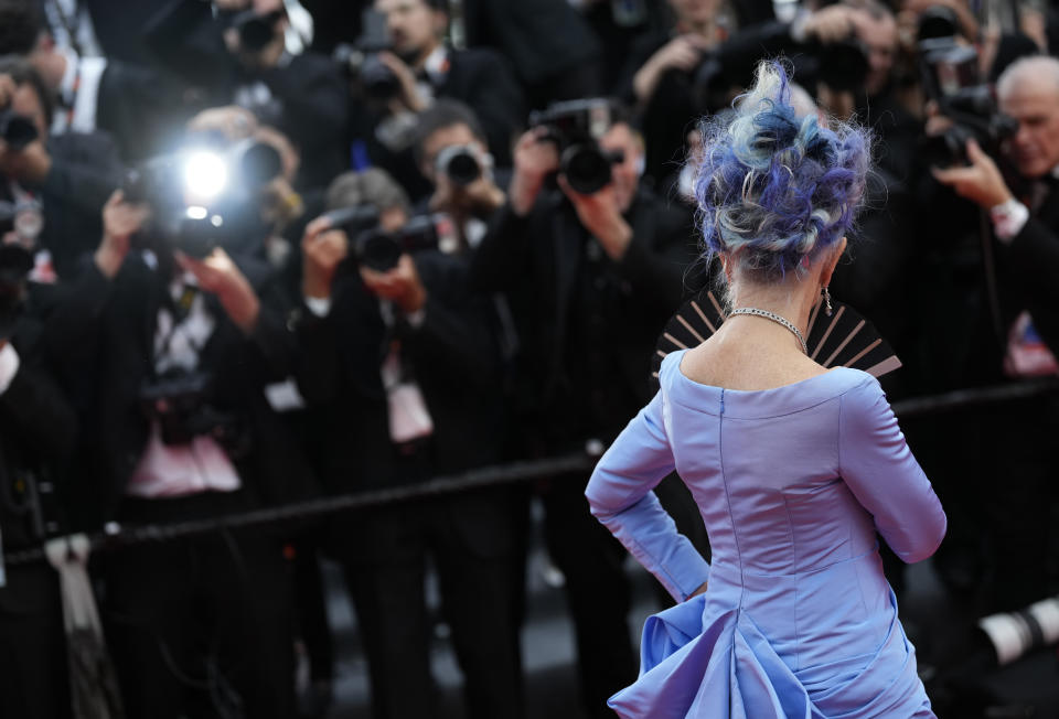 Helen Mirren posa a su llegada a la ceremonia de apertura y al estreno de la película "Jeanne du Barry" en la 76a edición del festival internacional de cine de Cannes, en el sur de Francia, el martes 16 de mayo de 2023. (Foto Scott Garfitt/Invision/AP)