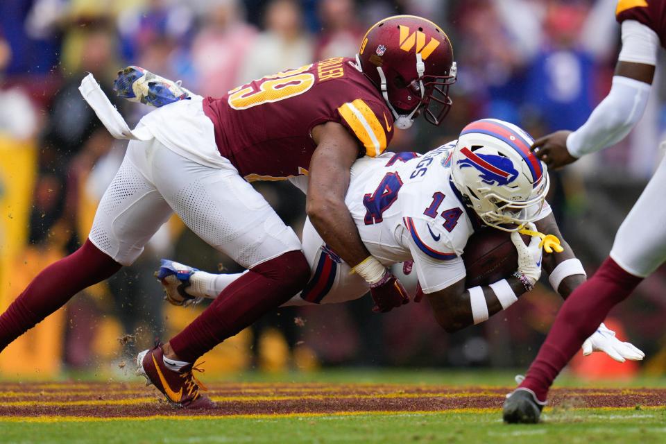 Kendall Fuller tackles Buffalo's Stefon Diggs.