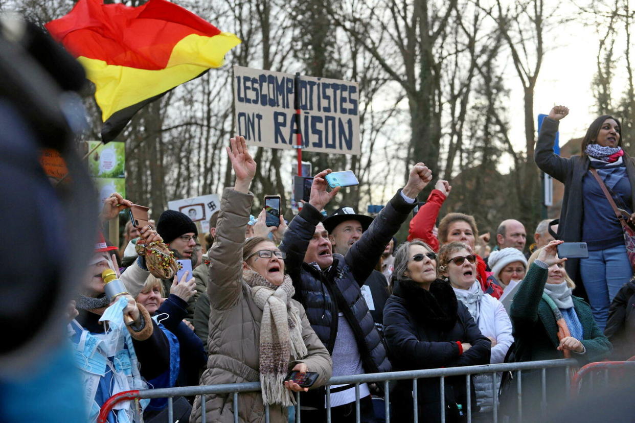 Une manifestation contre des mesures de lutte contre le Covid-19 en Belgique. On peut y lire une pancarte : « Les complotistes ont raison ».    - Credit:www.alamy.com / Alamy Stock Photo / Abaca