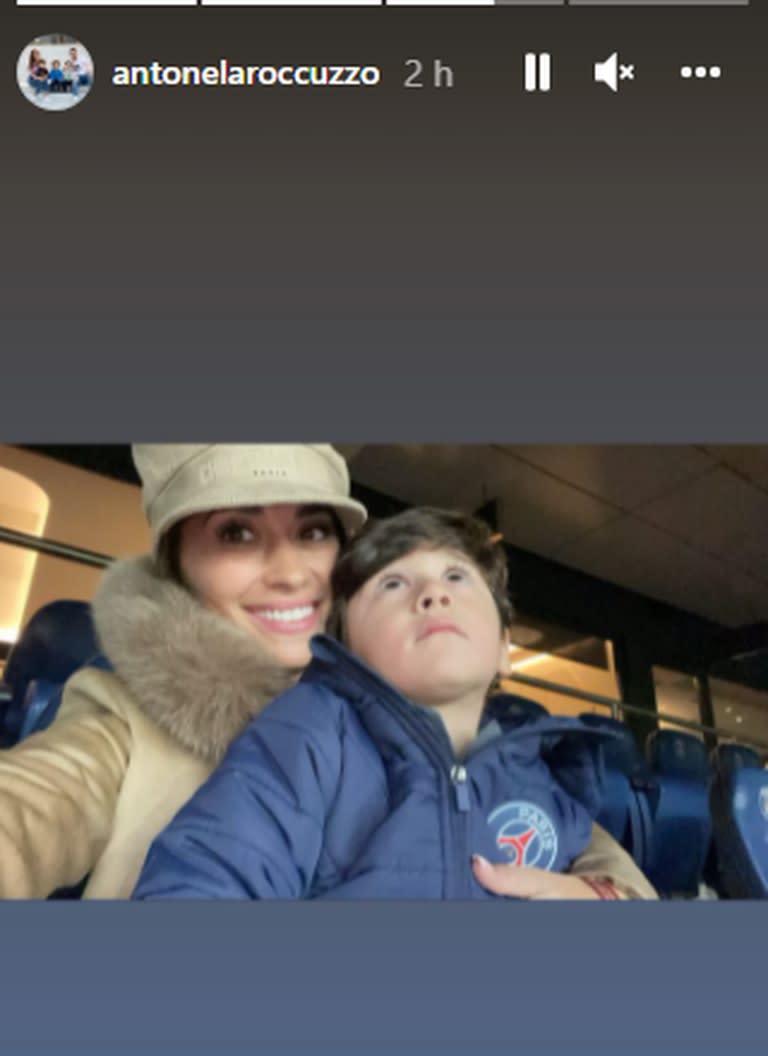 Antonela Roccuzzo junto a uno de sus hijos, alentando a Lionel Messi en un partido del PSG (Foto: Captura Instagram/@antonelaroccuzzo)