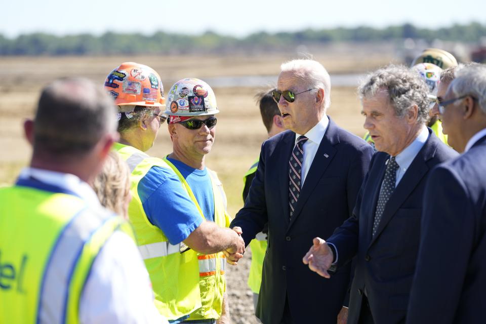 Sep 9, 2022; New Albany, Ohio, USA;  President Joe Biden shakes hands with workers at a groundbreaking ceremony for Intel's $20 billion microchip manufacturing project. Mandatory Credit: Adam Cairns/Columbus Dispatch