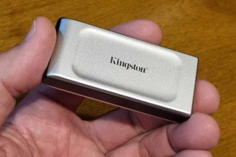 El Kingston XS2000 es un SSD externo de 2 terabytes de capacidad, que además es compatible con el estándar USB 3.2 2x2 para lograr una mayor velocidad de transferencias