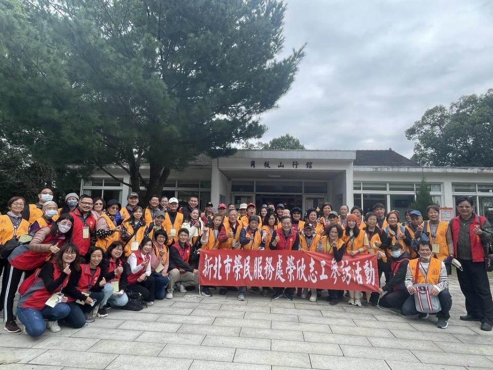 《圖說》新北市榮民服務處參訪桃園市復興區角板山公園，林火土處長(前排中，著紅背心者)與榮欣志工一行人，於角板山行館前合影留念。〈新北市榮民服務處提供〉