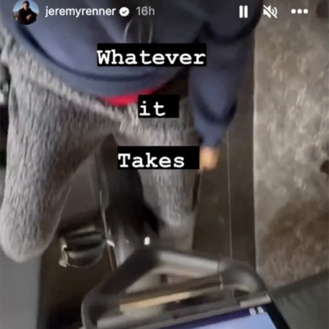 Jeremy Renner ejercitándose en su bicicleta estática (Instagram) credit:Bang Showbiz