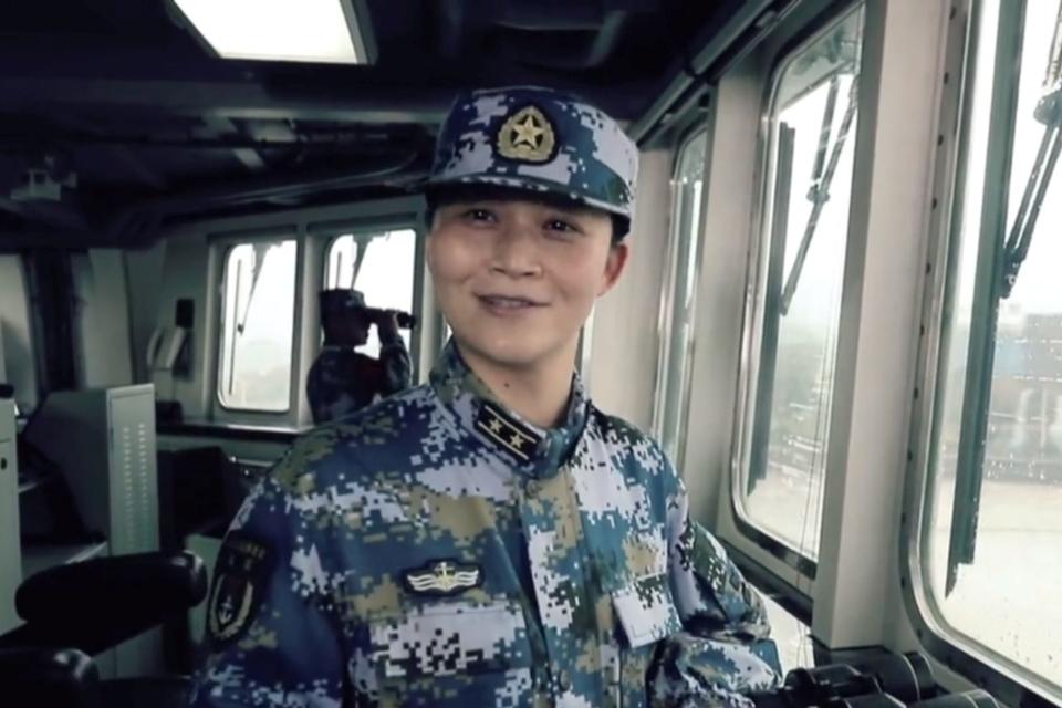 中國紹興艦現任艦長韋慧曉是解放軍第一位女性艦長。（翻攝自人民海軍微博）