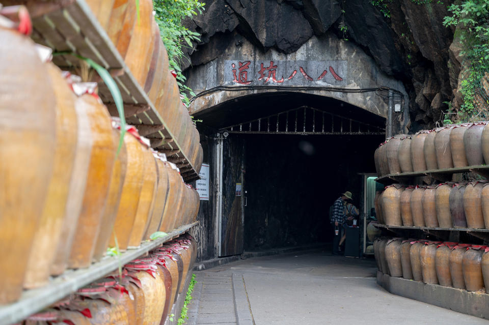 走進八八坑道前可以看見非常多陳年的酒甕。 (攝影：Sean Lin)