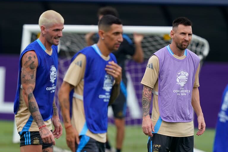 Rodrigo De Paul (con corte de pelo nuevo), Ángel Di María y Lionel Messi, en la última práctica de la selección antes de la final contra Colombia por la Copa América