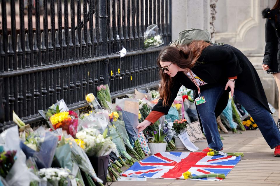 Los londinenses se han acercado hasta las puertas del palacio de Buckingham para sumar un ramo de flores más en tributo al príncipe Felipe de Edimburgo, quien falleció el 9 de abril de 2021 (Getty Images)