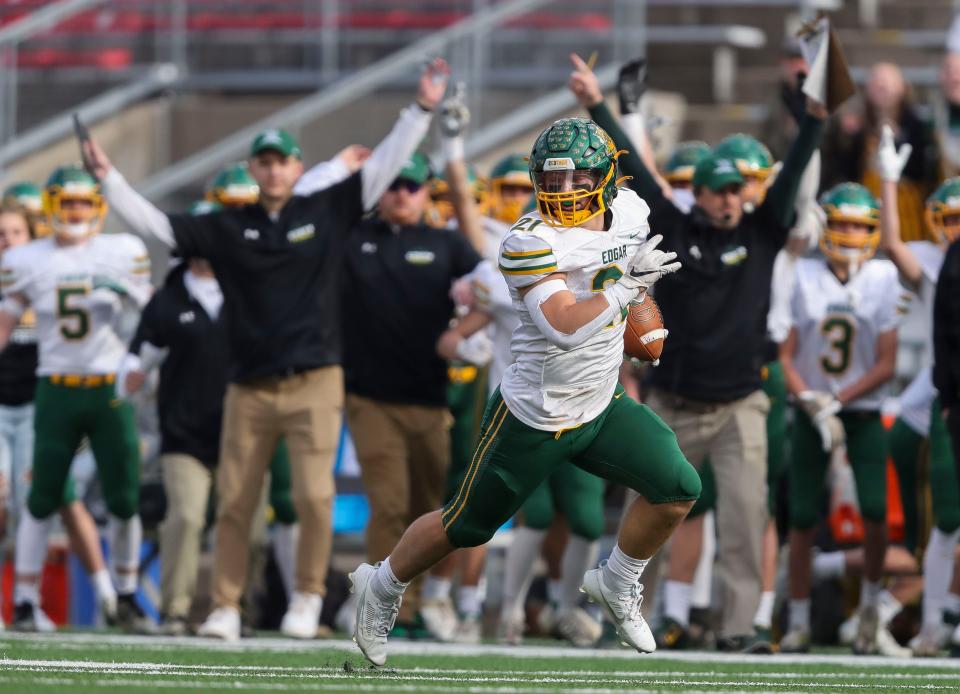 Edgar High School's Karter Butt (21) breaks free for a 42-yard touchdown run against Black Hawk/Warren during the WIAA Division 7 state championship football game on Thursday, November 16, 2023, at Camp Randall Stadium in Madison, Wis.